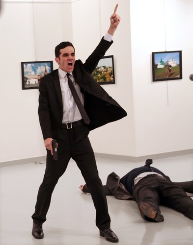 <strong>Zdjęcie roku World Press Photo 2017</strong>
<br></br>
Autor: Burhan Ozbilici
<br></br>
Zdjęcie przedstawia Mevlut Mert Altintasa - zabójcę rosyjskiego ambasadora w Turcji, Andrieja Karłowa. Napastnik zastrzelił dyplomatę 19 grudnia 2016 roku w galerii sztuki w Ankarze.
<br></br>