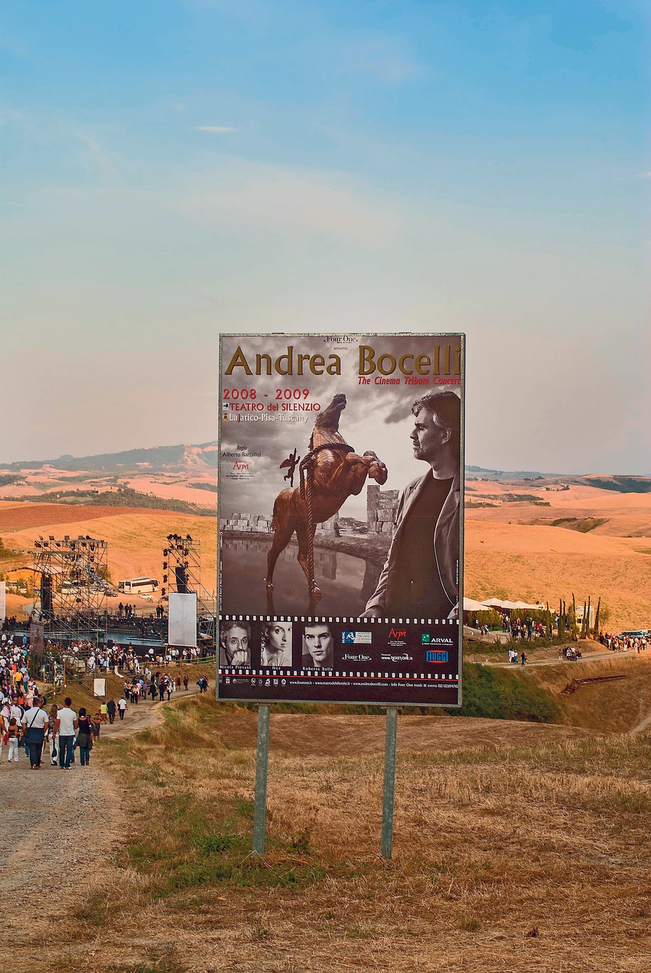 W Teatro del Silenzio, wybudowanym w toskańskim Lajatico na cześć Andrei Bocellego, można posłuchać tego artysty.