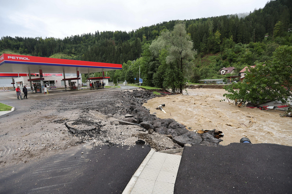 Widok zniszczeń spowodowanych powodzią w Prevalje, Słowenia, 6 sierpnia 2023 r.