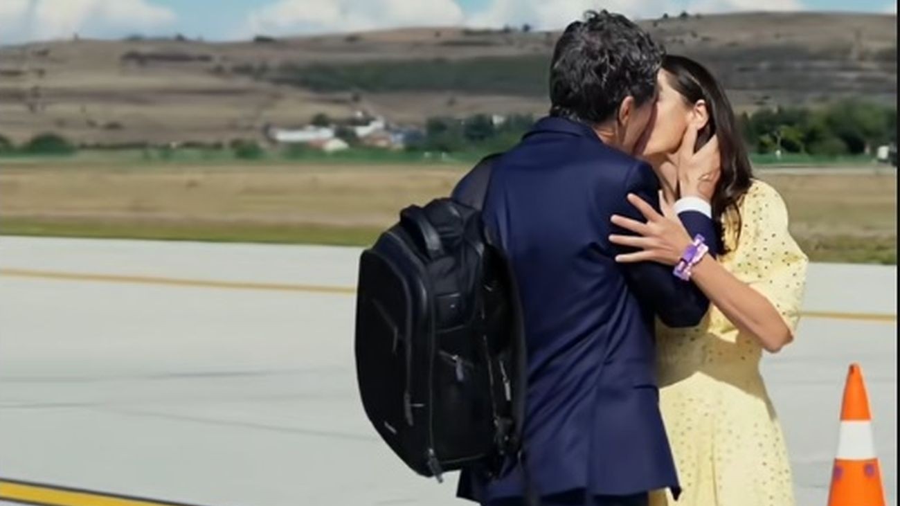 Nicușor Dan a sărutat-o pe Mirabela Grădinaru pe aeroport și a postat imaginile pe TikTok. Șeful statului este în SUA, la Adunarea Generală a ONU