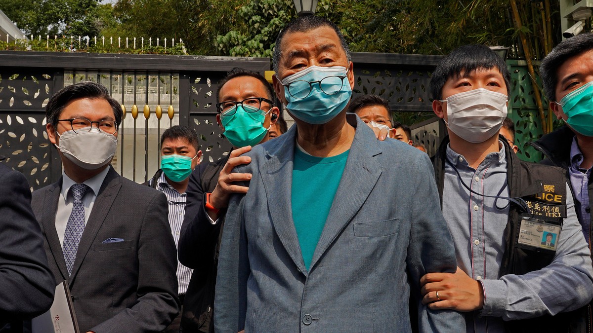 Džimi Laj (C) tokom hapšenja u Hong Kongu 18. aprila 2020.