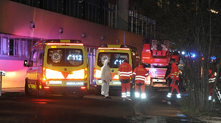 Mentők és tűzoltóautó a fővárosi Szent Margit Kórházban, ahol tűz volt az egyik kórteremben 2021. április 6-án. A III. kerületi Bécsi úti egészségügyi intézmény egyik kórtermében a berendezési tárgyak égtek mintegy nyolc négyzetméteren. A nagy erőkkel kivonult fővárosi hivatásos tűzoltók rövid idő alatt eloltották a lángokat. /Fotó: MTI/Mihádák Zoltán