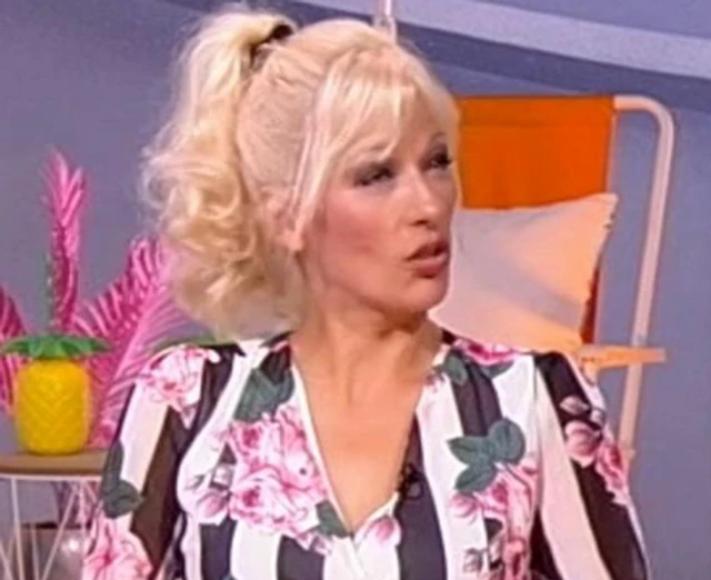 "IZBACILA SAM JE GOLU NAPOLJE!" Naša pevačica slagala da putuje, pa zatekla muža sa ljubavnicom u krevetu, pričalo se da je to bila njena koleginica