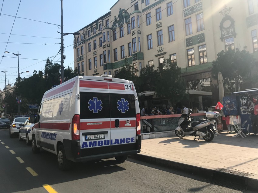 Hitna i policija ispred "Moskve"
