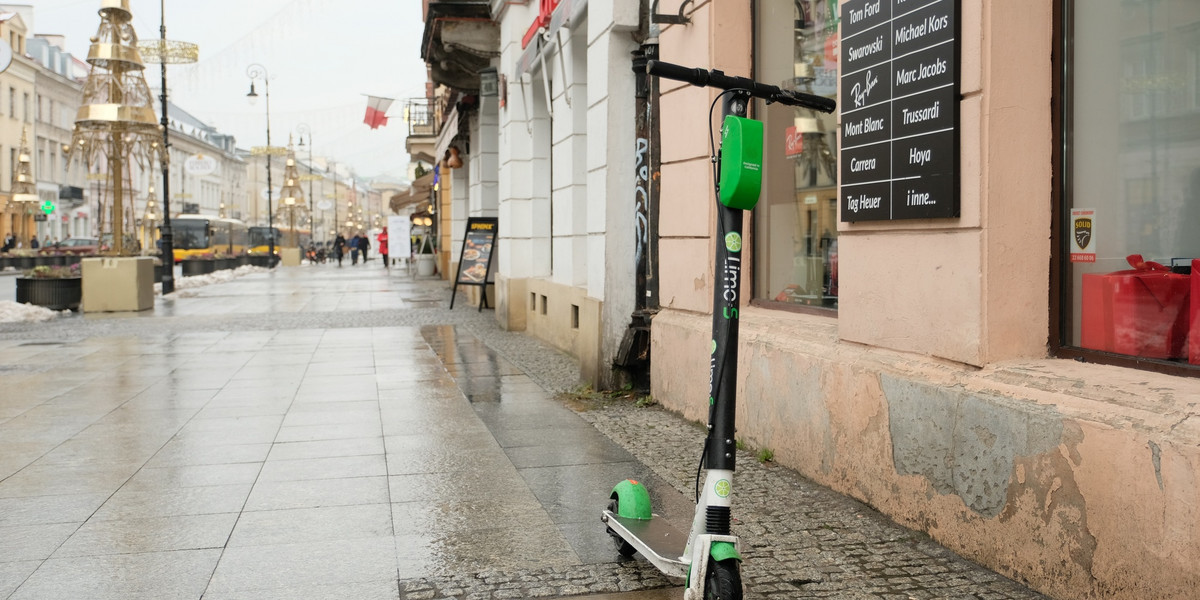 Elektryczne hulajnogi firmy Lime dostępne są w Polsce od października 2018 r. Użytkownicy zostawiają je często gdzie popadnie, bez uwzględnienia bezpieczeństwa pieszych