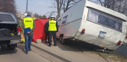 Tragedia w Czersku. Przyczepa kempingowa odczepiła się od auta i uderzyła w pieszą. Dramat rozegrał się niemal pod jej domem...