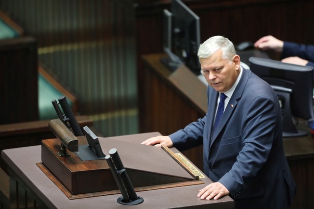 Warszawa, 17.09.2020. Poseł PiS Marek Suski na sali obrad podczas drugiego dnia posiedzenia Sejmu, 17 bm. w Warszawie. Posłowie przeprowadzą drugie czytanie projektów autorstwa PiS oraz KO zmian w ustawie o ochronie zwierząt, odbędzie się też debata nad projetem noweli budżetu na 2020 r. Niewykluczone jest głosowanie nad projektem noweli tzw. ustawy covidowej. (aldg) PAP/Wojciech Olkuśnik