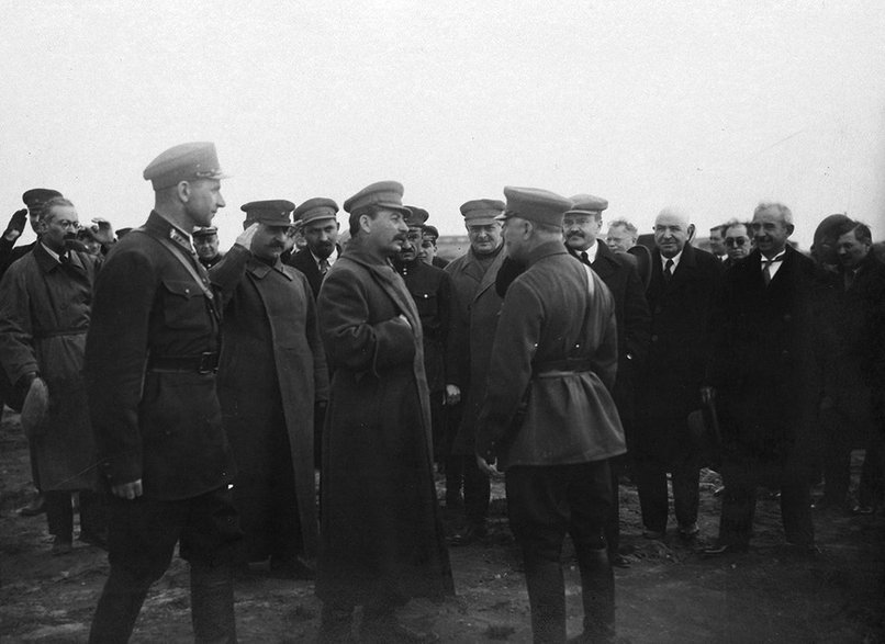 Stalin w trakcie inspekcji podmoskiewskiego pułku lotniczego. W tle widoczny min. Mołotow (1933, domena publiczna)