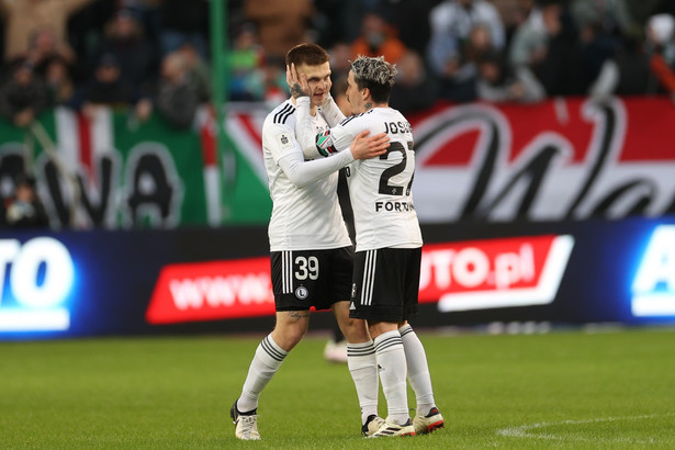 Zawodnicy Legii Warszawa Maciej Rosołek (L) i Josue (P) cieszą się z gola podczas meczu 21. kolejki piłkarskiej Ekstraklasy z Puszczą Niepołomice