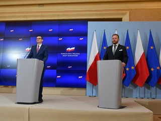 Premier Mateusz Morawiecki i minister zdrowia Łukasz Szumowski podczas konferencji prasowej w KPRM 