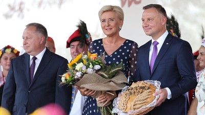 Prezydent RP Andrzej Duda (P) wraz z małżonką Agatą Kornhauser-Dudą