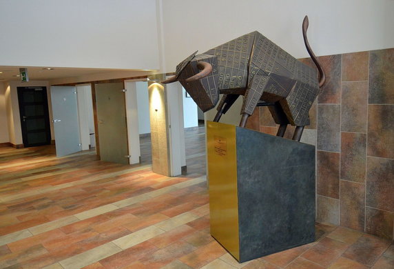 Rzeźba byka w budynku „C” – dar Giełdy Papierów Wartościowych na 100-lecie SGH. Fot. Adrian Grycuk, CC BY-SA 3.0 PL, via Wikimedia Commons