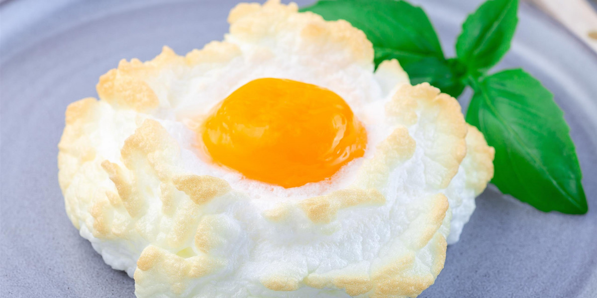 Jajka na chmurce to doskonały pomysł na świąteczne śniadanie.
