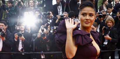 Cannes 2023. Salma Hayek w rewelacyjnej formie, ale była o włos od wpadki!