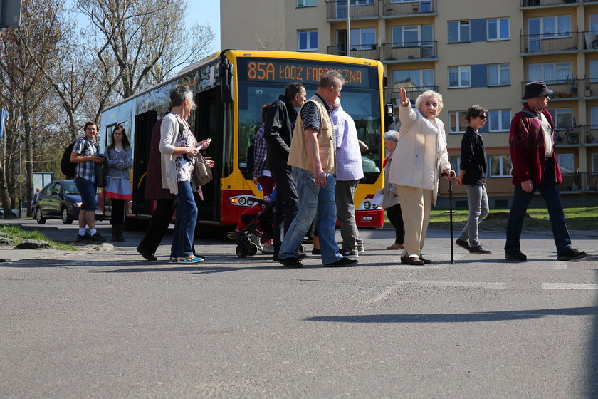 Zablokowali autobusy 85A i B. Chcą powrotu 57 i odblokowania ulicy Szklanej