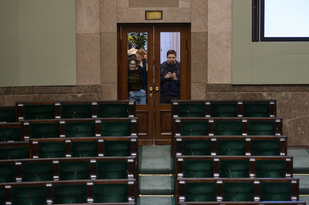 Zwiedzający podczas dnia otwartego w Sejmie w Warszawie