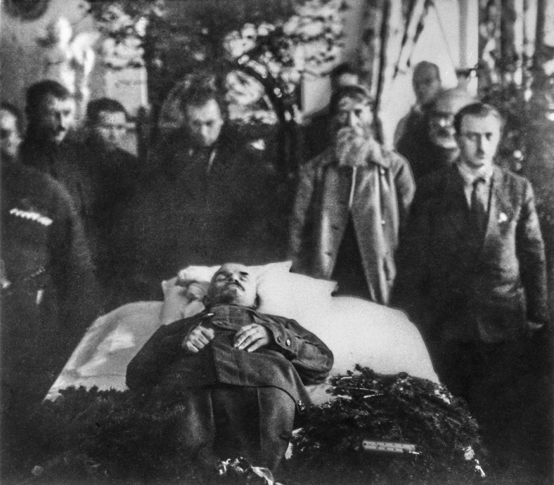 Przyjaciele i współpracownicy składają hołd Leninowi, którego zabalsamowane ciało wystawiono w Moskwie w styczniu 1924 r.