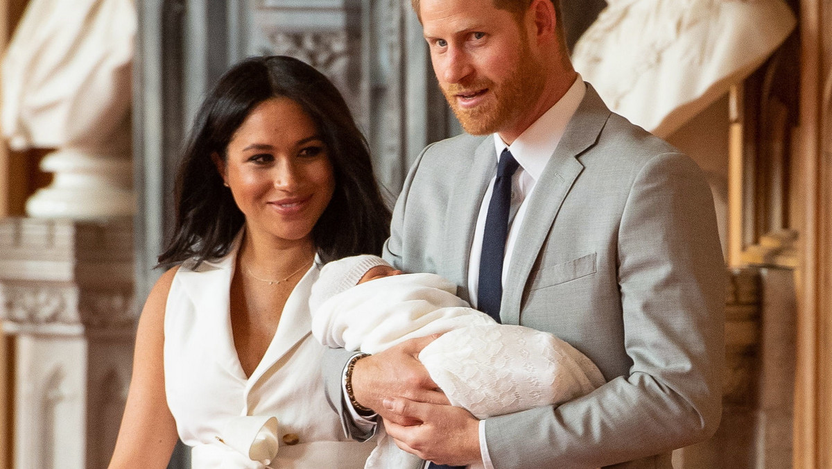 Dzień po ogłoszeniu narodzin pierworodnego syna książęcej pary na Twitterze dziennikarza BBC pojawiło się zdjęcie eleganckiej pary z szympansem, podpisane "royal baby wychodzi ze szpitala". Wpis został odebrany jako co najmniej niestosowny, wręcz rasistowski. W czwartek BBC poinformowało, że autor wpisu Danny Baker został zwolniony z pracy. 