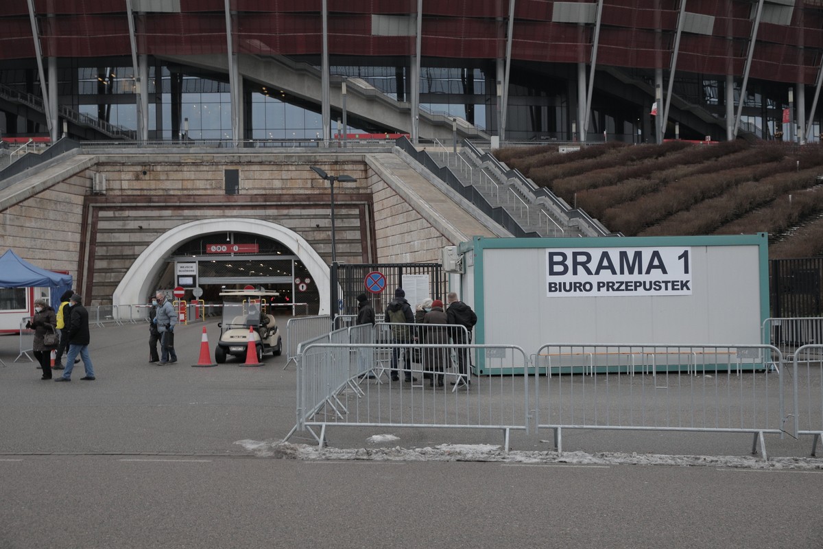 Stadion PGE Narodowy . Pierwszy dzien szczepien seniorow przeciw covid .