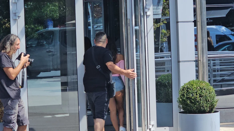 Teodora i Bebica se kriju ispred Pinka