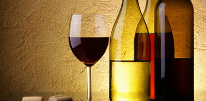 Jak otworzyć wino bez korkociągu? 5 sprawdzonych sposobów