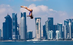 Te dziewczyny nie czują strachu. Tak się skacze z 20. metrowej wieży [FOTO]