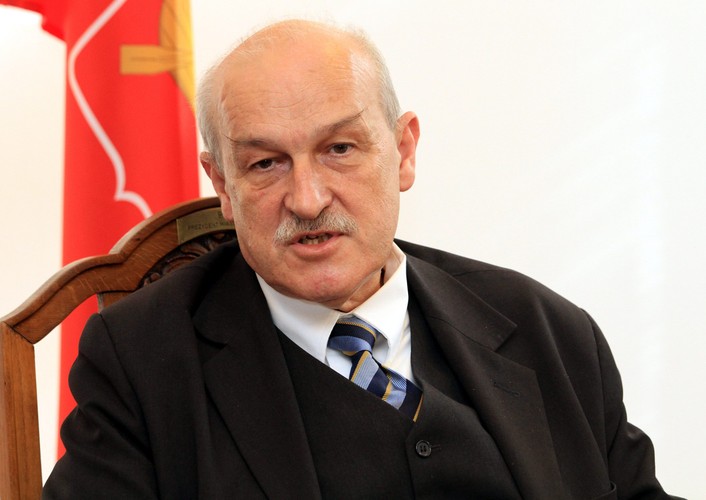 <b>Jerzy Kropiwnicki</b>
<br>
<br>
Prawicowy polityk, były prezydent Łodzi, który zasłynął głównie tym, że odmówił wyrażenia zgody na organizację Parady Wolności (tzw. Techno Parady) na ulicach miasta. W 2010 roku został odwołany przedterminowo ze stanowiska przez samych mieszkańców w referendum. 
<br>
<br>
Jeszcze w tym samym roku znalazł pracę u swojego byłego studenta i został doradcą prezesa Narodowego Banku Polskiego Marka Belki. Wciąż wykłada także na Uniwersytecie Łódzkim.