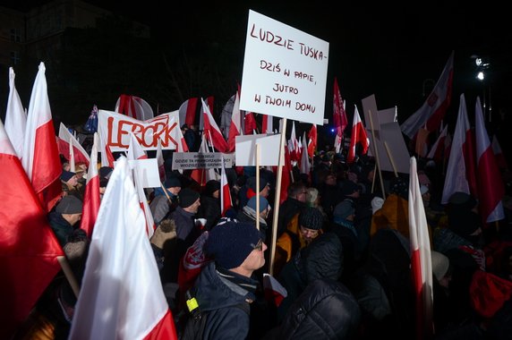 Organizowana przez Prawo i Sprawiedliwość manifestacja "Protest Wolnych Polaków" w Warszawie