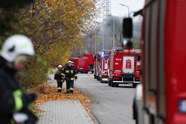 Strażacy podczas akcji gaszenia pożaru magazynu w Kędzierzynie-Koźlu