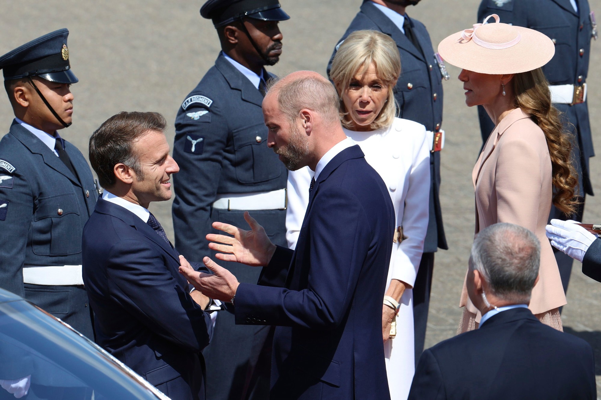 Príchod Emmanuela a Brigitte Macronovcov do Londýna, vítali ich William a Kate.