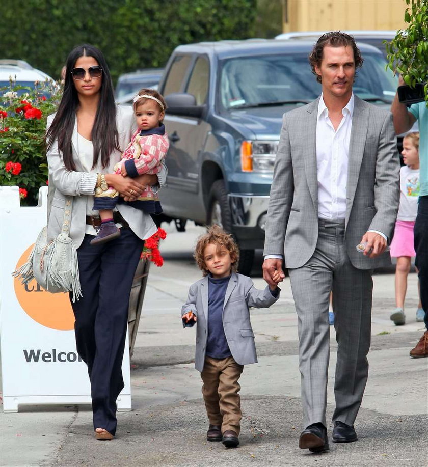 McConaughey z ukochaną stroją dzieci