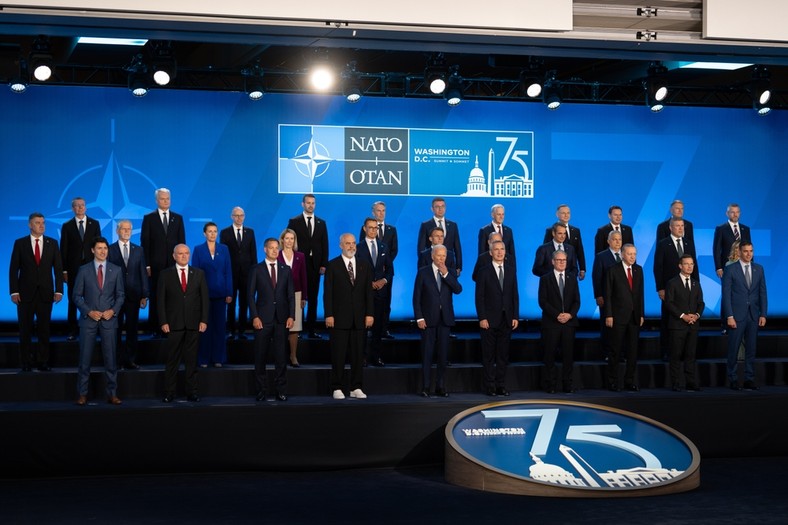 NATO- nikt już serio nie mówi o członkostwie NATO, dopóki trwa wojna.