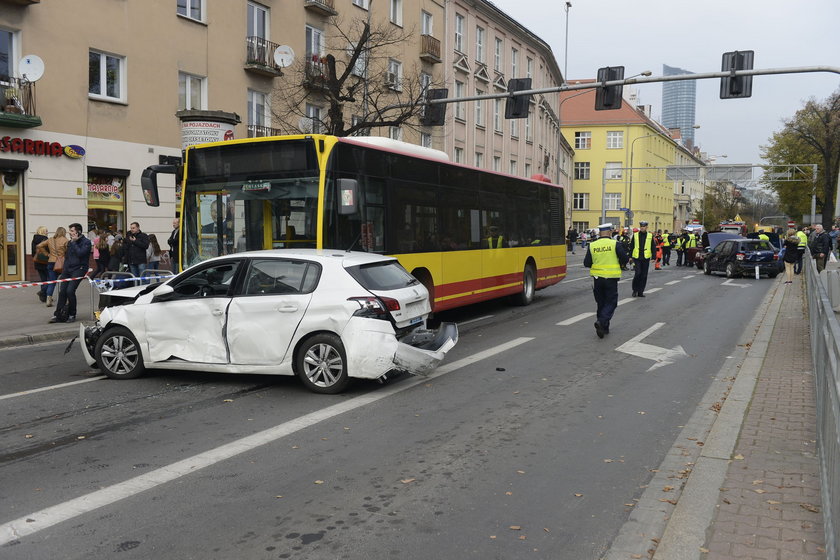 Wypadek autobusu MPK linii 133 na ul. Powstańców Śląskich we Wrocławiu