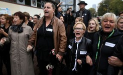Czarny poniedziałek w obronie praw kobiet. Protest przed siedzibą PiS. ZDJĘCIA