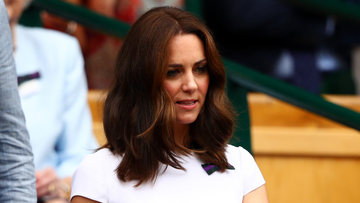 W przeddzień wizyty w Polsce Kate i William gościli na finale tegorocznego Wimbledonu. Kate Middleton jak zawsze zachwyciła elegancką i dopasowaną do okazji stylizacją. Tym razem postawiła na modną torebkę od Victorii Beckham.