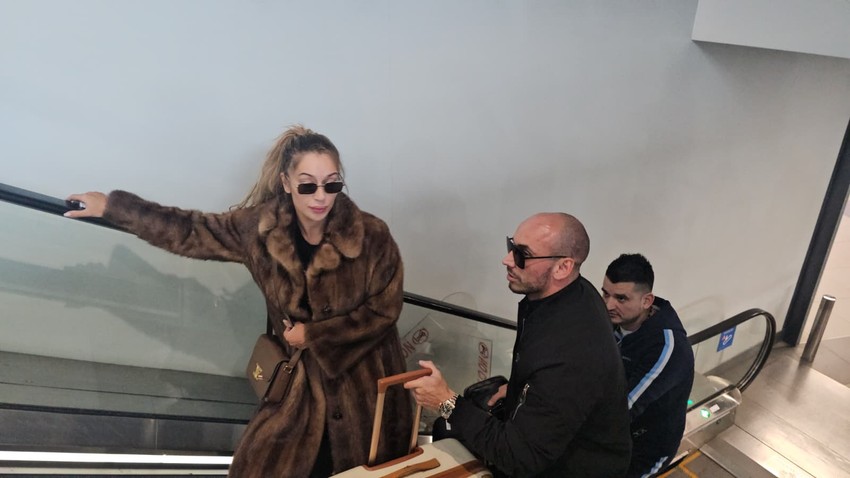 Tea Tairović sa suprugom Ivanom na aerodromu