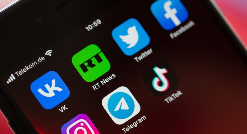 TikTok (rightmost icon in the second row) has said that it would ban Russia-backed news outlets such as RT (icon in the first row, second from left) from its platform in the EU. In this picture, the screen of a smartphone shows the logos of the apps VKontakte, Twitter, RT News, Facebook, Instagram, Telegram and TikTok