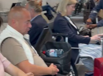 FOLKER (52) SPAVA NA AERODROMU: Hit slike pevača sa lica mesta, evo šta je prethodilo ovoj šok sceni