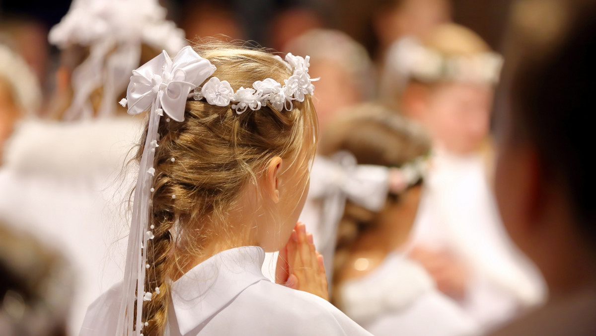 Zaczął się czas celebrowania Pierwszych Komunii Świętych! Osobom, które jeszcze nie mają prezentów dla pociech przystępujących niedługo do tego wyjątkowego sakramentu, zostało mało czasu na ich wybór i zakup - i z myślą o nich zebraliśmy dziś najlepsze pomysły i atrakcyjne rabaty na komunijne prezenty. Dzięki naszej liście, nie będziesz zmuszony spędzić kilku godzin w centrum handlowym, a wybrany upominek z pewnością ucieszy świętujące dziecko!