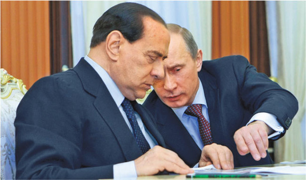 Premier Włoch Silvio Berlusconi i jego rosyjski odpowiednik Władimir Putin podczas sobotniego nieformalnego spotkania w rezydencji Putina pod Moskwą żartowali, że będą sprawować funkcje premierów "do 120 roku (życia)". Fot. PAP