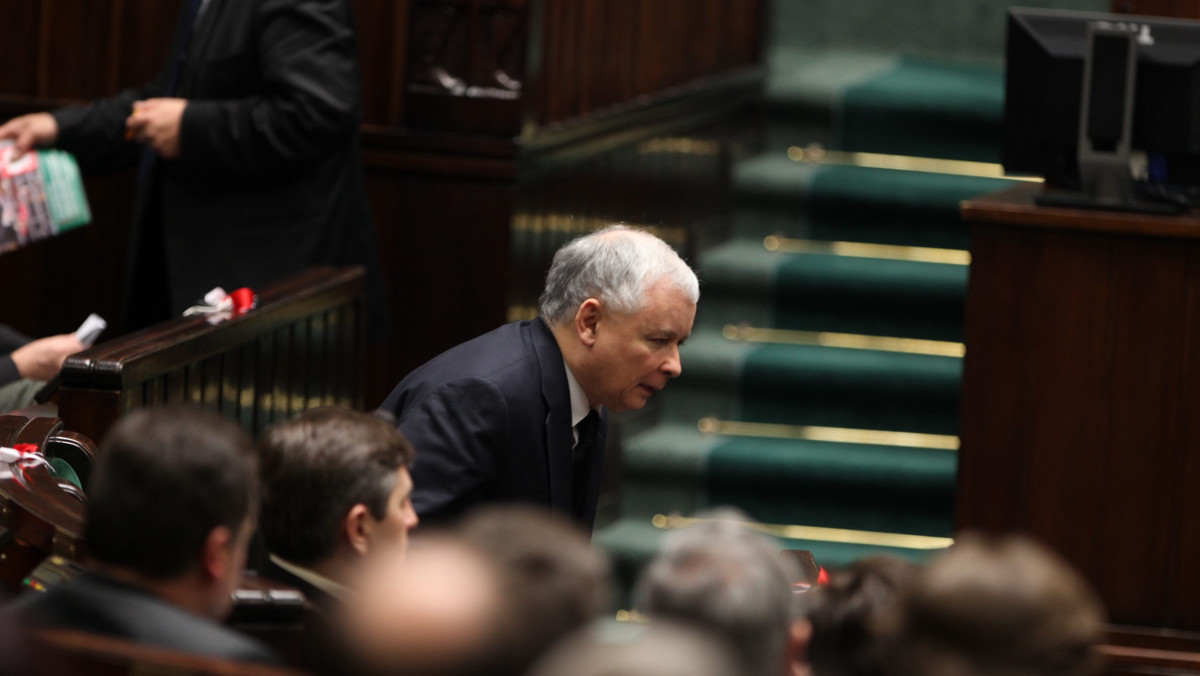 - Chcemy pomóc rządowi wyjść z pułapki tego wszystkiego, na co złożyły się błędy popełniane od samego początku, nasza uchwała nie byłaby niczym innym, jak właśnie takim aktem naprawczym wobec opinii światowej wobec tego wszystkiego, co straciliśmy - mówił w Sejmie lider PiS Jarosław Kaczyński podczas debaty na temat informacji rządu ws. katastrofy smoleńskiej. - Pod kierownictwem Donalda Tuska idzie ku temu, że stracimy godność, a wolność też będzie zagrożona - stwierdził Kaczyński.