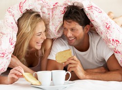 Nocne marki mają gorsze nawyki żywieniowe od rannych ptaszków. Do czego to prowadzi?