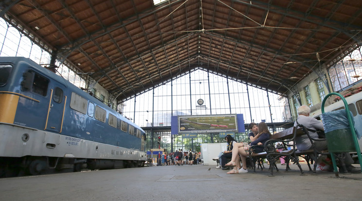 Nagy sorokra számíthat az, aki este szeretne jegyet venni a Nyugatiban /Fotó: Grnák László