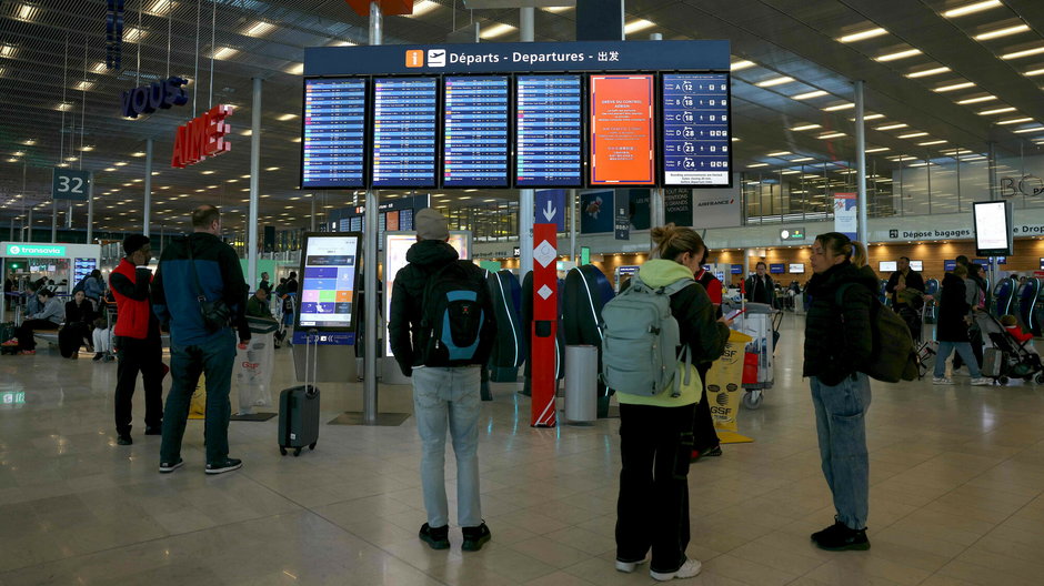 Port lotniczy Paryż-Orly i tablica odwołanych lotów, 25 kwietnia 2024 r.