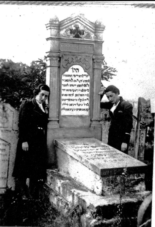 Cmentarz żydowski w Konstantynowie Łódzkim przed II wojną. Dorka i Lilka na grobie matki, Miriam Lautenberg