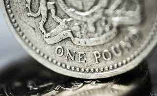 Funt i obligacje na równi pochyłej