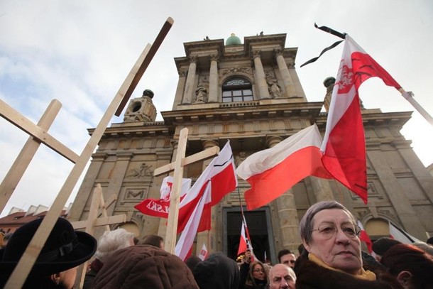 gal 10 kwietnia 18 ludzie tłum krzyże 2