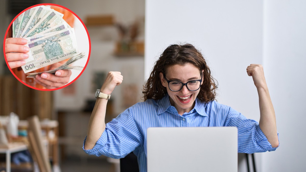 młoda kobieta unosi ręce w geście zadowolenia. w tle plik bankntów