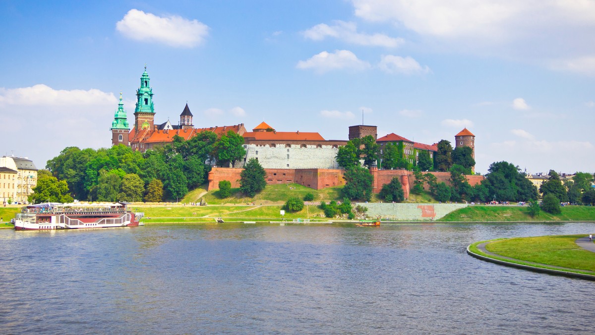 Aż w sześciu miejscach w Krakowie, w tym na Wawelu, mogą być bomby. W każdym z budynków są już policjanci wraz z psami i pirotechnikami. Wszystkie lokalizacje są zabezpieczone, trwa sprawdzanie, czy faktycznie zostały podłożone ładunki wybuchowe.