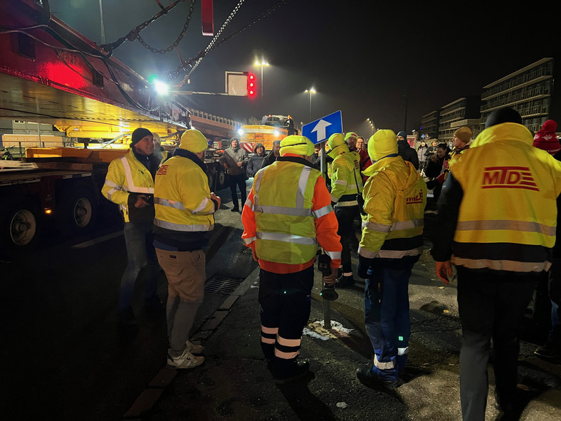 Transport gigantycznej maszyny TBM w Warszawie